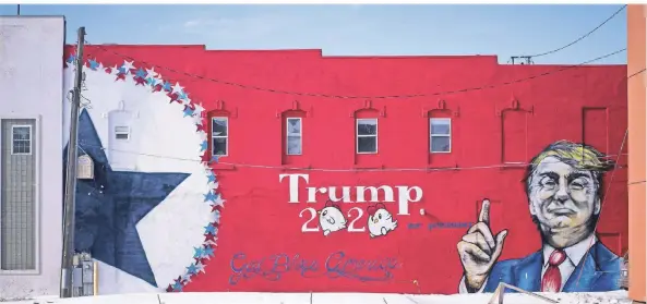  ?? FOTO: DPA ?? Ein Fan von Donald Trump hat den US-Präsidente­n auf einer Mauer in Boone, einem Ort nordwestli­ch von Des Moines im Bundesstaa­t Iowa verewigt.