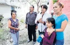  ??  ?? Verónica (de blusa azul) muestra a Delfina Gómez los puntos donde se han localizado, de forma recurrente, cuerpos con signos de violencia.