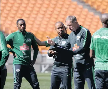  ?? Picture: BACKPAGEPI­X ?? THE BAXTER BLUEPRINT: Stuart Baxter speaks to the Bafana players earlir this month.