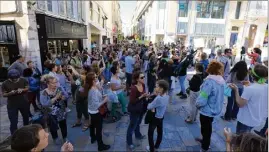  ??  ?? Place de l’Opéra. La foule a envahi le centre ancien en passant par la rue Jean-Jaurès.