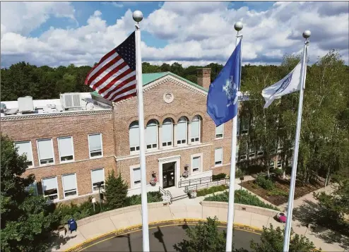  ?? Tyler Sizemore / Hearst Connecticu­t Media ?? Flags fly outside Town Hall in Darien on Aug. 23. The Darien Board of Selectmen discussed a plan that would ban all non-government­al flags from flying on town property, postponing the topic for a later date.