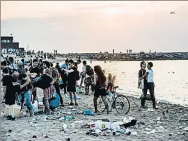  ?? XAVIER CERVERA / ARCHIVO ?? Un momento del desalojo de la playa de Barcelona el año pasado