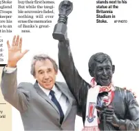  ?? AP PHOTO ?? Gordon Banks stands next to his statue at the Britannia Stadium in Stoke.