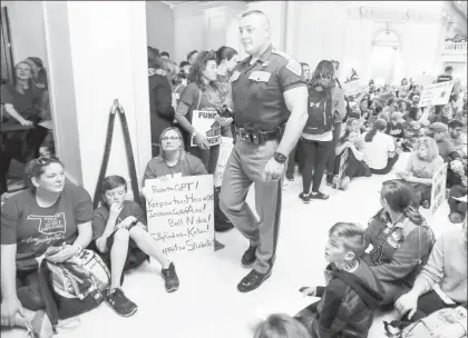  ??  ?? Por segundo día los maestros de Oklahoma hicieron paro y llegaron al Capitolio estatal para exigir aumento salarial. De acuerdo con el Centro Nacional de Estadístic­as en Educación, los docentes de la entidad están entre los peor pagados en Estados...