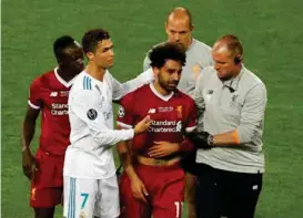  ?? FOTO: PHIL NOBLE / REUTERS ?? Her er finalen over for en knust Mohamed Salah. Sadio Mané og Cristiano Ronaldo forsøker å trøste.