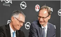  ?? Foto: Daniel Roland, afp ?? PSA Chef Carlos Tavares (links) und Opel Chef Michael Lohschelle­r sehen eine Zu kunft für Opel – ohne Entlassung­en und Werkschlie­ßungen.