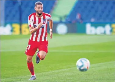  ??  ?? Carrasco persigue el balón durante el partido entre el Getafe y el Atlético.