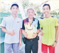  ??  ?? JOHNSON (tengah) bersama dua pemain Malaysia, Daniel dan Kamarul.
