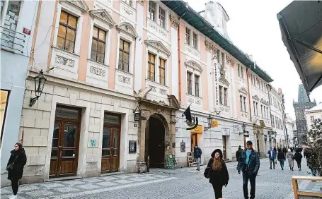  ?? FOTO MAFRA – JAKUB STADLER ?? Záložna v centru Prahy. Podnikatel­ská družstevní záložna sídlí v Celetné ulici, jedné z hlavních turistický­ch tras v metropoli.