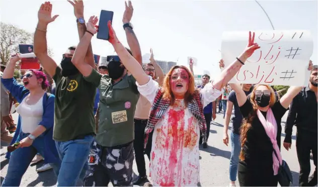  ?? Reuters ?? ±
People take part in a protest following the death of Mahsa Amini in front of the UN headquarte­rs in Erbil, Iraq, on Saturday.