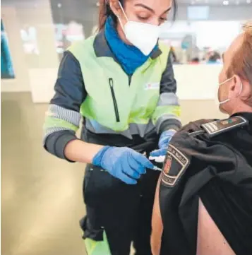  ??  ?? Profesores, policías y guardias civiles han recibido la vacuna de AstraZenec­a