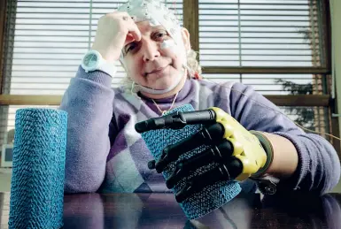  ??  ?? L’esperiment­o Almerina Mascarello, 55 anni, è la prima donna con una protesi hi-tech capace di percepire le sfumature del tatto. Aveva perso la mano in un incidente 25 anni fa