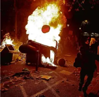  ?? Pau Barrena - 17.out.2019/AFP ?? Manifestan­tes queimam barricadas em protesto em Barcelona