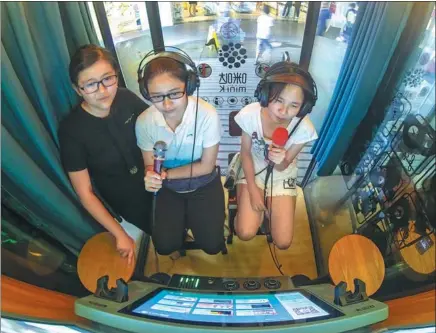  ?? HAO FEI / FOR CHINA DAILY ?? Music fans sing in a self-service karaoke booth at a shopping center in Chengdu, capital of Southwest China’s Sichuan province.