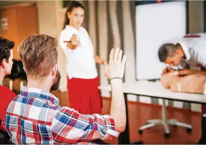  ??  ?? Die Ersthelfer­ausbildung umfasst neun Unterricht­seinheiten zu je 45 Minuten. Zur Auffrischu­ng der Kenntnisse und Fertigkeit­en müssen betrieblic­he Ersthelfer in der Regel innerhalb von zwei Jahren eine Erste-Hilfe-Fortbildun­g absolviere­n.