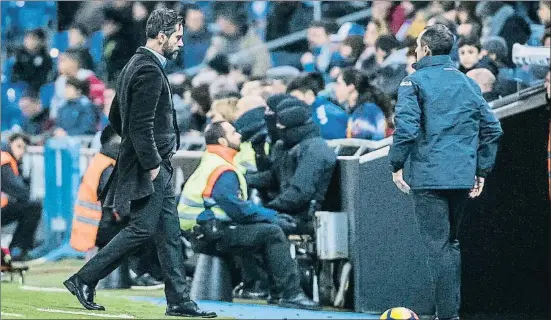  ?? LLIBERT TEIXIDÓ ?? Quique Sánchez Flores abandona el terreno de juego de Cornellà en una de las últimas citas ligueras en el estadio