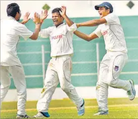  ?? ASHOK DUTTA/HT PHOTO ?? Saurabh Kumar (centre) celebrates a wicket with team members in Lucknow on Monday.