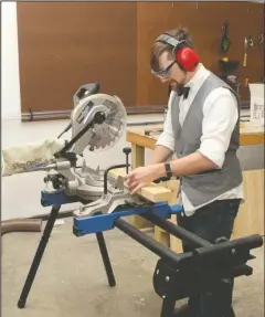  ?? The Sentinel-Record/Richard Rasmussen ?? WOODWORKIN­G: Michael Karr, educationa­l programs coordinato­r for National Park College’s Innovative Technologi­es Center, works on a project in the new Makerspace opening to the public Oct. 19.