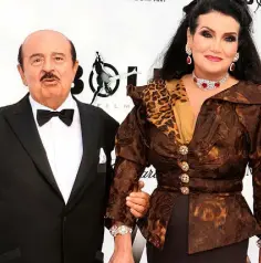  ??  ?? MR FIXIT: Adnan Khashoggi with his second wife, Lamia