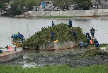  ?? (DENR) ?? RIVER CLEAN UP. DENR personnel undertake the massive cleanup of the more than eight kilometer stretch of Calumpit River in Bulacan.