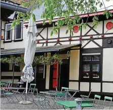  ?? ?? 44 Plätze sind im Biergarten unterm Blätterdac­h verfügbar und 50 Plätze im Gastraum mit dem großen Kachelofen.