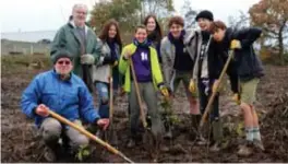  ?? FOTO LW ?? Zoals altijd bij plantactie­s kreeg Natuurpunt ook nu weer hulp van de jeugdveren­igingen uit Herk-de-Stad.