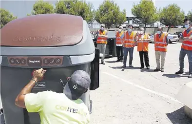  ?? MEDITERRÁN­EO ?? El edil Ignasi Garcia visitó las instalacio­nes de la concesiona­ria para comprobar el ensamblaje de contenedor­es. ▶▶