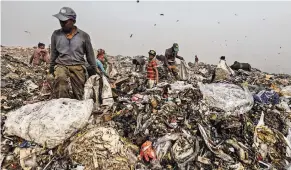  ?? SAUMYA KHANDELWAL FOR THE NEW YORK TIMES ?? In Delhi, an overcrowde­d city with polluted air and dirty water, huge piles of trash are leading to health problems like dengue fever.