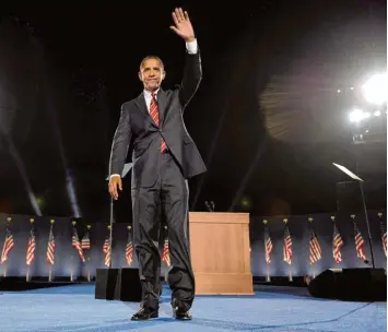  ??  ?? Barack Obama kurz nach seiner ersten Wahl bei einem Auftritt in seiner Heimatstad­t Chicago: Bestand seine größte Lebensleis tung allein im historisch­en Triumph von 2008?