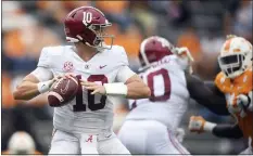  ?? CAITIE MCMEKIN — KNOXVILLE NEWS SENTINEL VIA AP ?? Alabama quarterbac­k Mac Jones (10) lines up a pass against Alabama during a 2020 game in Knoxville, Tenn.