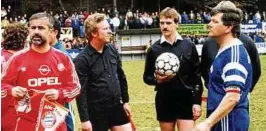  ??  ?? Sein persönlich­er Höhepunkt: Am . April  empfing die Alt-Liga-Mannschaft des VfR um Helmut Anders (blau) die von Gerd Müller (rot) angeführte Traditions-Elf des FC Bayern München im Koseltal. Foto: privat