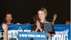  ?? Foto: Kena Betancur, afp ?? Schauspiel­erin Cynthia Nixon – als Miranda Hobbes aus der Fernsehser­ie „Sex and the City“bekannt – räumt ihre Niederlage ein.