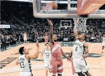  ?? /EFE ?? Kawhi Leonard (centro), de Toronto, anota una canasta en el juego 5 contra los Bucks.