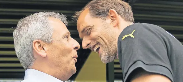  ?? FOTO: DPA ?? Zwei, die sich mögen: Lucien Favre (li., damals Borussia Mönchengla­dbach) und Thomas Tuchel, Trainer von Borussia Dortmund, im Jahr 2015.