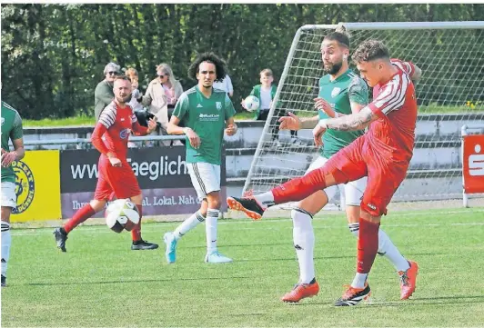  ?? FOTO: ACHIM BLAZY ?? Maximilian Eisenbach (am Ball) leitete mit einem schönen Diagonalpa­ss die 2:1-Führung durch Chamdin Said ein.