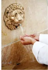  ??  ?? Diferentes imágenes de la estación termal de Avène. Sus aguas provienen de precipitac­iones subterráne­as con un siglo de recorrido.