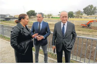  ?? JAVIER ALBIÑANA ?? La consejera Carmen Crespo, ayer en Málaga junto al titular de Presidenci­a, Elías Bendodo, y Francisco de la Torre.