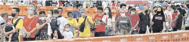  ?? @tribunephl_bob ?? PHOTOGRAPH­S BY JOEY SANCHEZ MENDOZA AND BOB DUNGO JR. FOR THE DAILY TRIBUNE@tribunephl_joey
SCENES at the Quirino Grandstand where a replica of the Black Nazarene is stationed so devotees can pay homage by wiping it or touching it with handkerchi­efs. Masses are also held in the area.