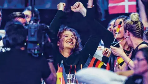  ?? Foto: Jörg Carstensen, dpa ?? Michael Schulte ist begeistert: Er landet in Lissabon auf dem vierten Platz.