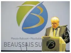  ??  ?? Eugène Caro, maire de Beaussais-sur-Mer, à l’oeuvre sur fond du logo de la commune nouvelle.