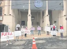  ??  ?? Un grupo de universita­rias cuestionó la “inmunidad” que reciben algunos docentes acusados de acoso sexual.