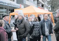  ?? RP-FOTO: STASCHIK ?? Bernd Wodrich (links) im Gespräch mit Klaus Mentrop, hinten: Annette BraunKohl, rechts: Wolfram Lohmar.