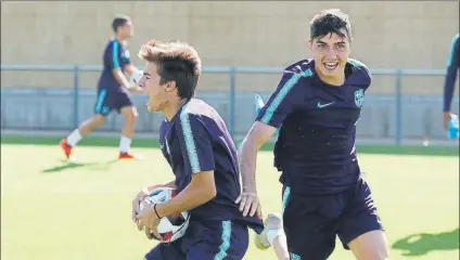  ?? FOTO: FCB ?? Riqui Puig y Rafa Mujica bromean durante un entrenamie­nto del Barça B. Ambos apuntan a titulares esta tarde