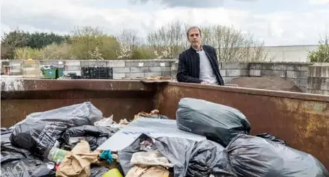  ?? FOTO WALTER SAENEN ?? Schepen René Lauwers (Groen) bij de container bij de technische dienst van de gemeente die momenteel gebruikt wordt in afwachting van een oplossing.