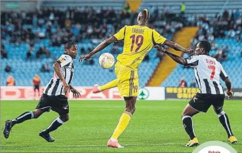  ?? ANDREAS SOLARO / AFP ?? Fichaje de altura. Lacina Traoré controla el balón ante la mirada impresiona­da de dos defensas del Udinese cuando jugaba en el
Anzhi ruso