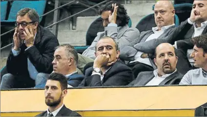  ?? FOTO: PEP MORATA ?? Juanan Morales, en el centro del palco del Olímpic de Badalona, durante un partido del Divina Joventut esta temporada