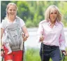  ?? FOTO: RONNY HARTMANN/AFP ?? Brigitte Macron (rechts) und Miriam Neureuther beim Nordic Walking.