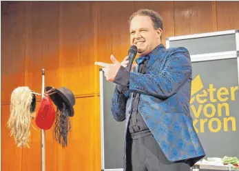  ?? FOTO: HV ?? Kabarettis­t und Parodist Peter von Kron in Aktion auf der Bühne der Aula der Nonnenbach­schule.