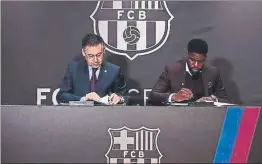  ??  ?? Bartomeu y Umtiti, en el momento de la firma en la Sala Berlín del Camp Nou FOTO: FCB