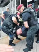  ?? AFP. ?? La policía se cargó a los revoltosos.